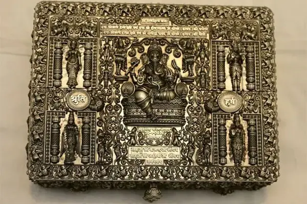 Silver Wedding Card: కూతురి పెళ్లి కోసం ఖరీదైన శుభలేఖ