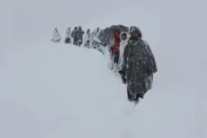 మంచులో చిక్కుకున్న 12 మందిని కాపాడిన రెస్క్యూ టీమ్