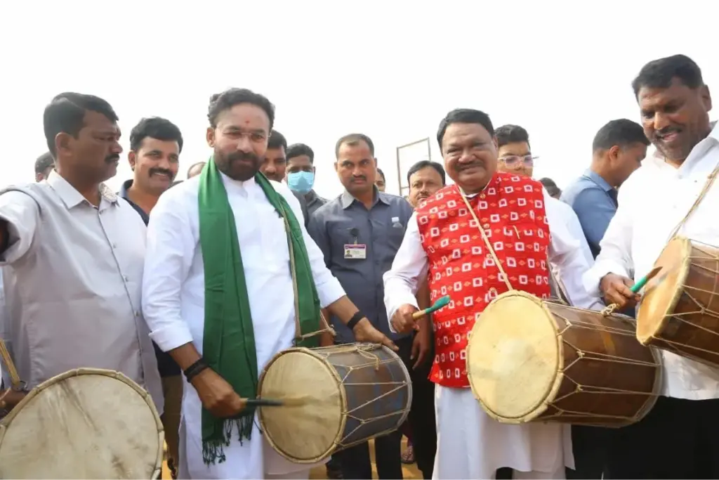 Medaram: సమ్మక్క-సారలమ్మ జాతరను సందర్శించిన కేంద్ర మంత్రులు