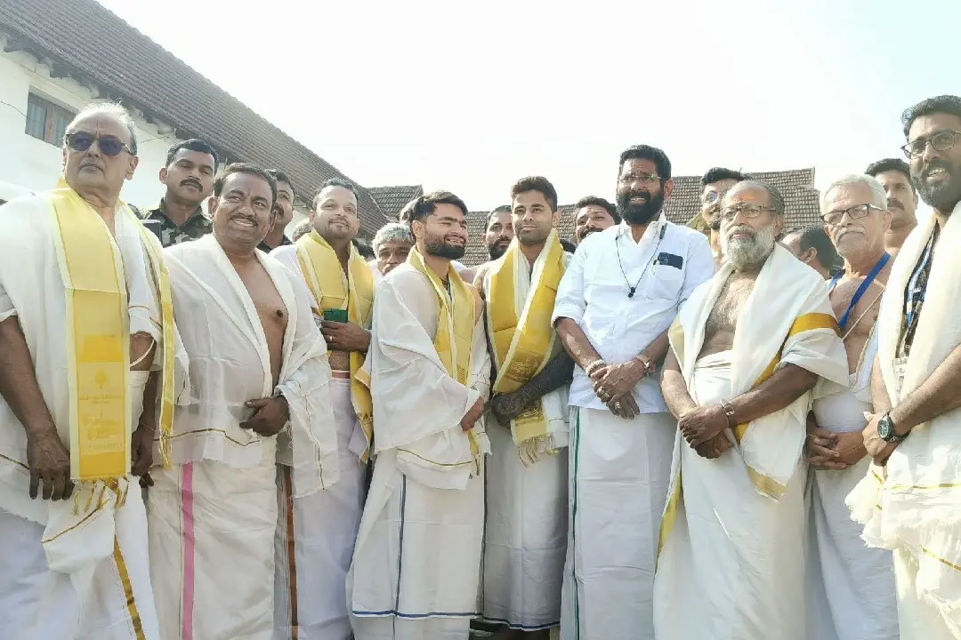 పద్మనాభస్వామి ఆలయాన్ని సందర్శించిన భారత క్రికెటర్లు