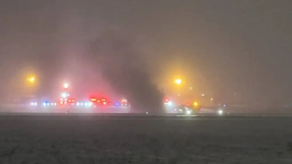 America: అమెరికాలో రన్‌వేపై బోల్తా పడ్డ విమానం