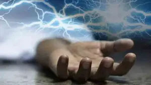 విద్యుత్‌ వైర్లు తగిలి ఇద్దరు యువకులు దుర్మరణం