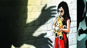 గురువే మృగంగా మారాడు.. బాలికపై ఉపాధ్యాయుడి లైంగిక దాడి