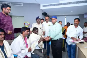 అంధ ఉద్యోగులను సన్మానిస్తున్న జిల్లా కలెక్టర్