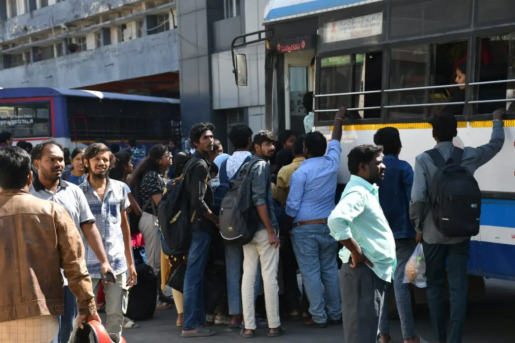 సంక్రాంతికి తమ ఊర్లకు వెళ్తున్న నగరవాసులు