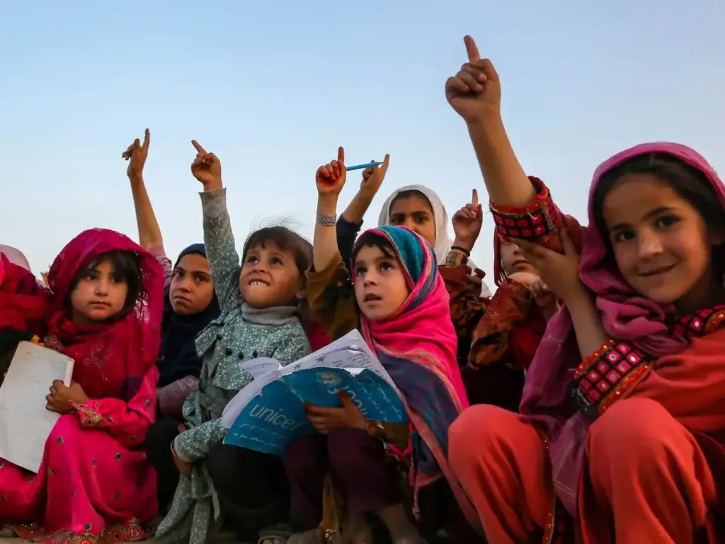 Afghanistan: పాపం ఆ దేశంలో విద్యకు దూరంగా బాలికలు