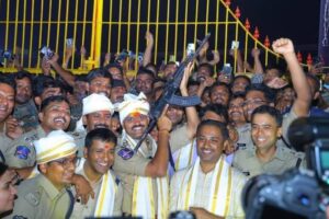 గద్దెలపైకి తల్లులు వచ్చేటప్పుడు గన్ ఫైరింగ్ ఎందుకు చేస్తారు ?