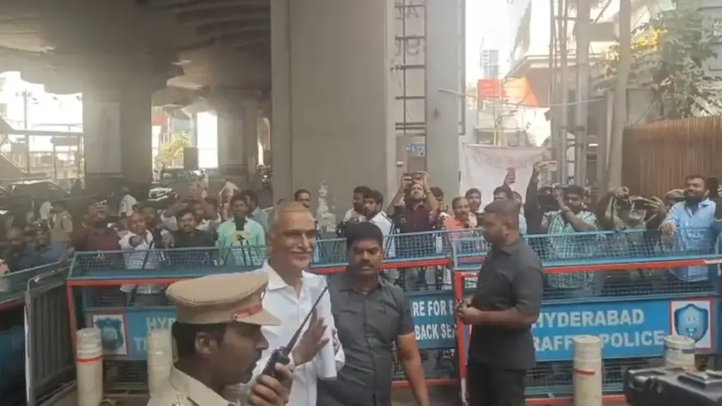 TG: హరీశ్ రావును విచారిస్తున్న పోలీసులు.. స్టేషన్ ఎదుట ఉద్రిక్తత