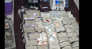 హవాలా గుట్టు రట్టు.. కేజీల కొద్దీ వెండి, నోట్ల కట్టలు