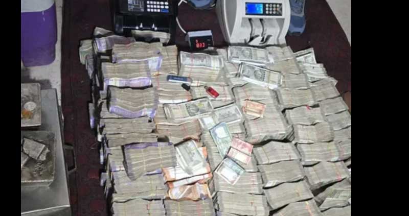 UP : హవాలా గుట్టు రట్టు.. కేజీల కొద్దీ వెండి, నోట్ల కట్టలు