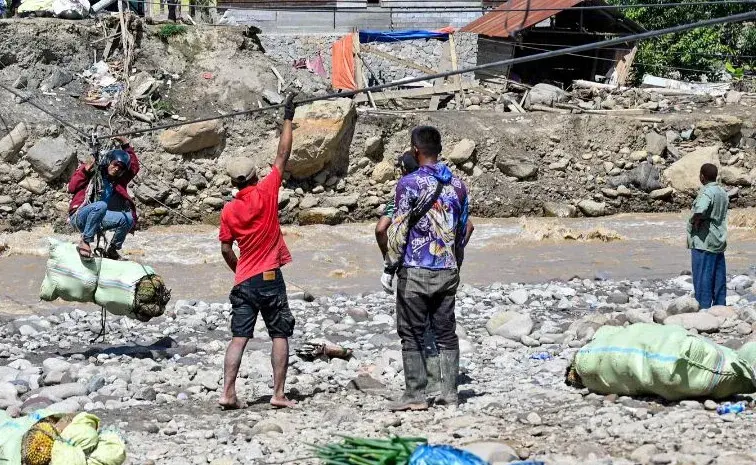 Floods: ఇండోనేషియాలో కుండపోత వర్షం..16 మంది మృతి