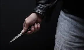 చికెన్ కోసం గొడవ.. ముగ్గురిపై కత్తితో దాడి చేసిన యువకుడు