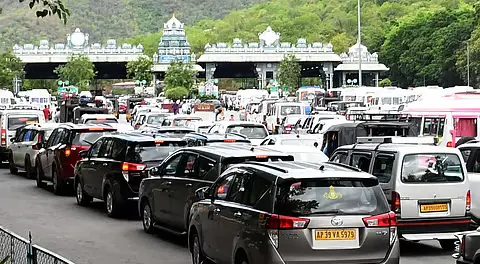 TTD update: తిరుమలకు పోటెత్తిన భక్తులు.. అలిపిరిలో భారీ రద్దీ