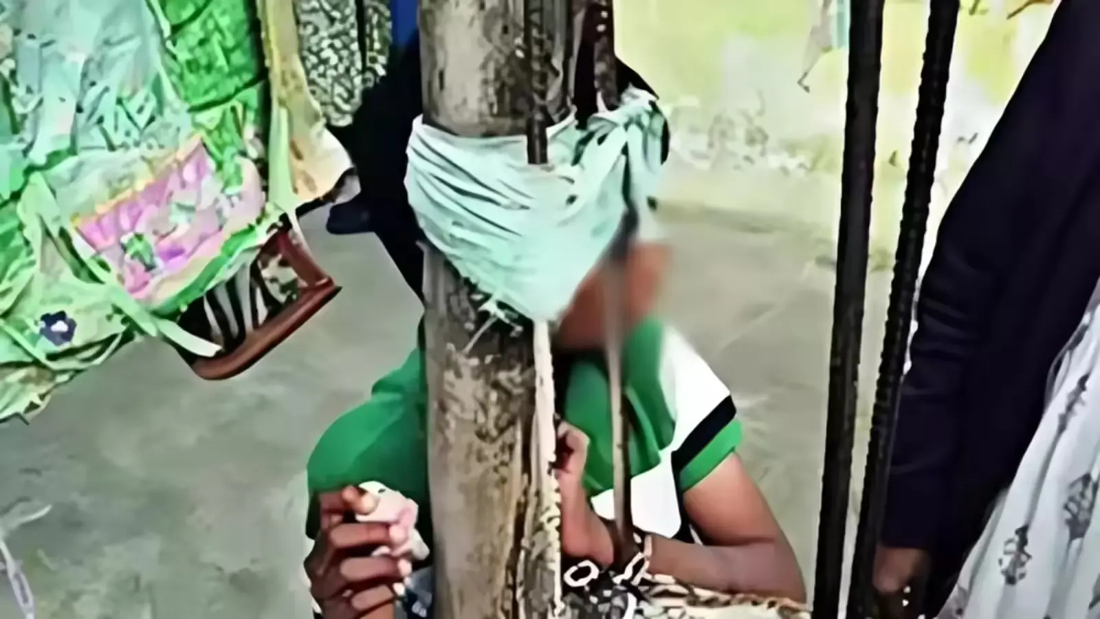 బాలుడిని 2 నెలలుగా గొలుసు తో కట్టేసిన పేరెంట్స్