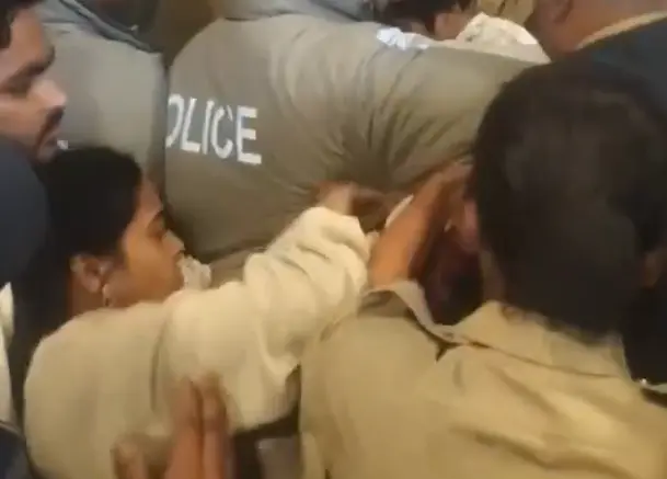 మహిళల వాష్‌రూమ్‌లో రహస్య వీడియోలు