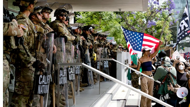 Venezuela: అమెరికా ఉగ్రదాడులను ఖండిస్తూ అనంతపురంలో కాగడాల ప్రదర్శన