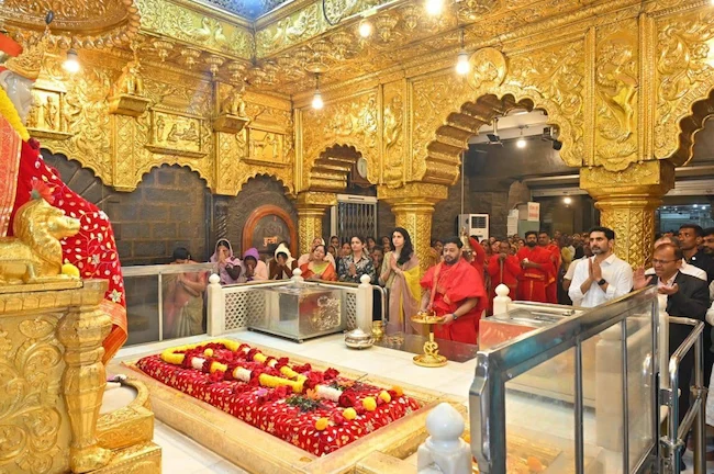 AP : షిరిడీలో సాయినాథుని దర్శించిన నారా లోకేష్ దంపతులు