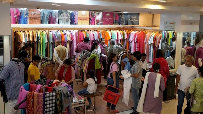 AP :ఖాదీ మహోత్సవంలో రికార్డు సేల్స్.. దాదాపు రూ.2.20 కోట్లపైగా అమ్మకాలు