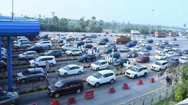 Pantangi Toll Plaza: సంక్రాంతి రద్దీతో కిక్కిరిసిన జాతీయ రహదారి