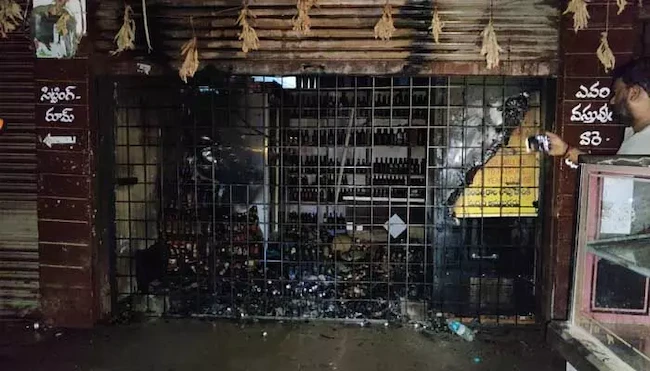 వైన్ షాపులో అగ్నిప్రమాదం.. కోట్లలో నష్టం