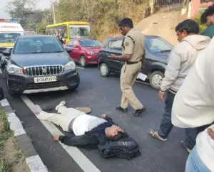 రోడ్డు దాటుతున్న వ్యక్తిని ఢీ కొట్టిన బైక్.. స్పాట్ డెడ్