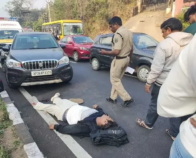 Vizag: రోడ్డు దాటుతున్న వ్యక్తిని ఢీ కొట్టిన బైక్.. స్పాట్ డెడ్