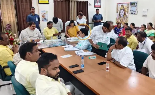 Gajuwaka: An official had a heart attack while the meeting was in progress.. and then died