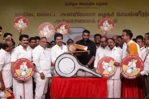 టీవీకే పార్టీ ఎన్నికల గుర్తు ‘విజిల్’ను ఆవిష్కరించిన విజయ్