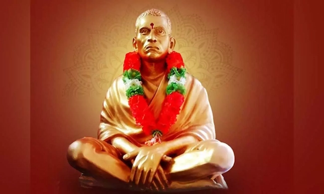 విగ్రహాన్ని తాళ్లతో కరెంటు స్తంభానికి కట్టిన ఘటన