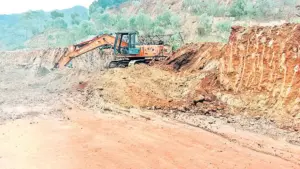 అక్రమ గ్రావెల్ తవ్వకాలు.. 3 వాహనాలు సీజ్