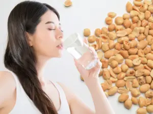 పల్లీలు తిన్న వెంటనే నీళ్లు తాగుతున్నారా? అయితే ఇది తెలుసుకోండి..