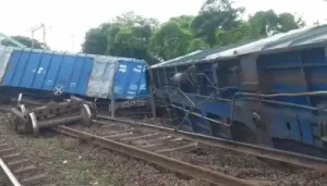 పట్టాలు తప్పిన గూడ్స్ రైలు