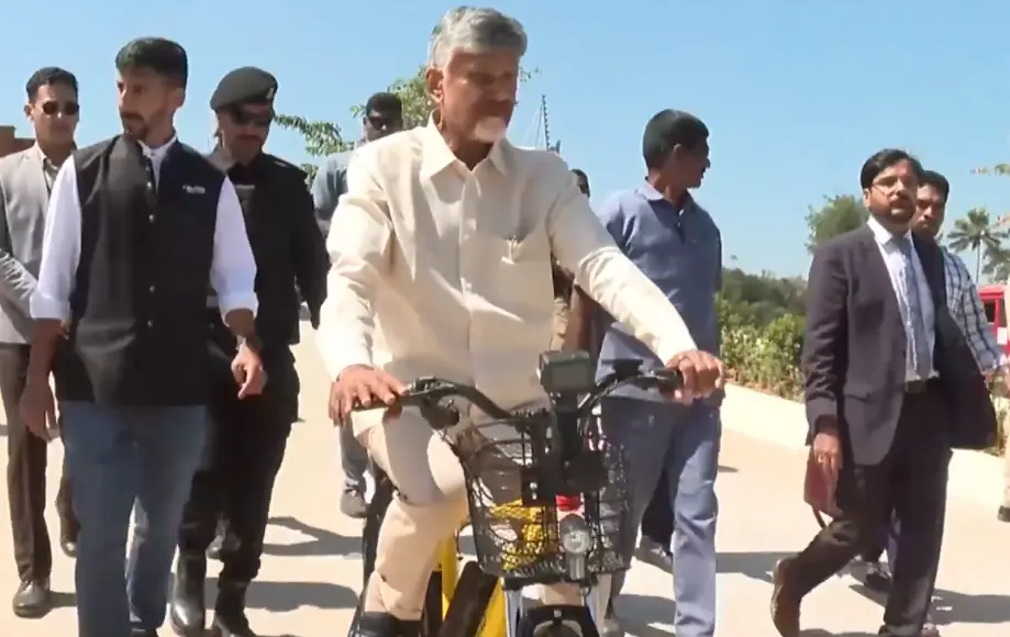 Kuppam: CM Chandrababu distributed 5,555 e-cycles