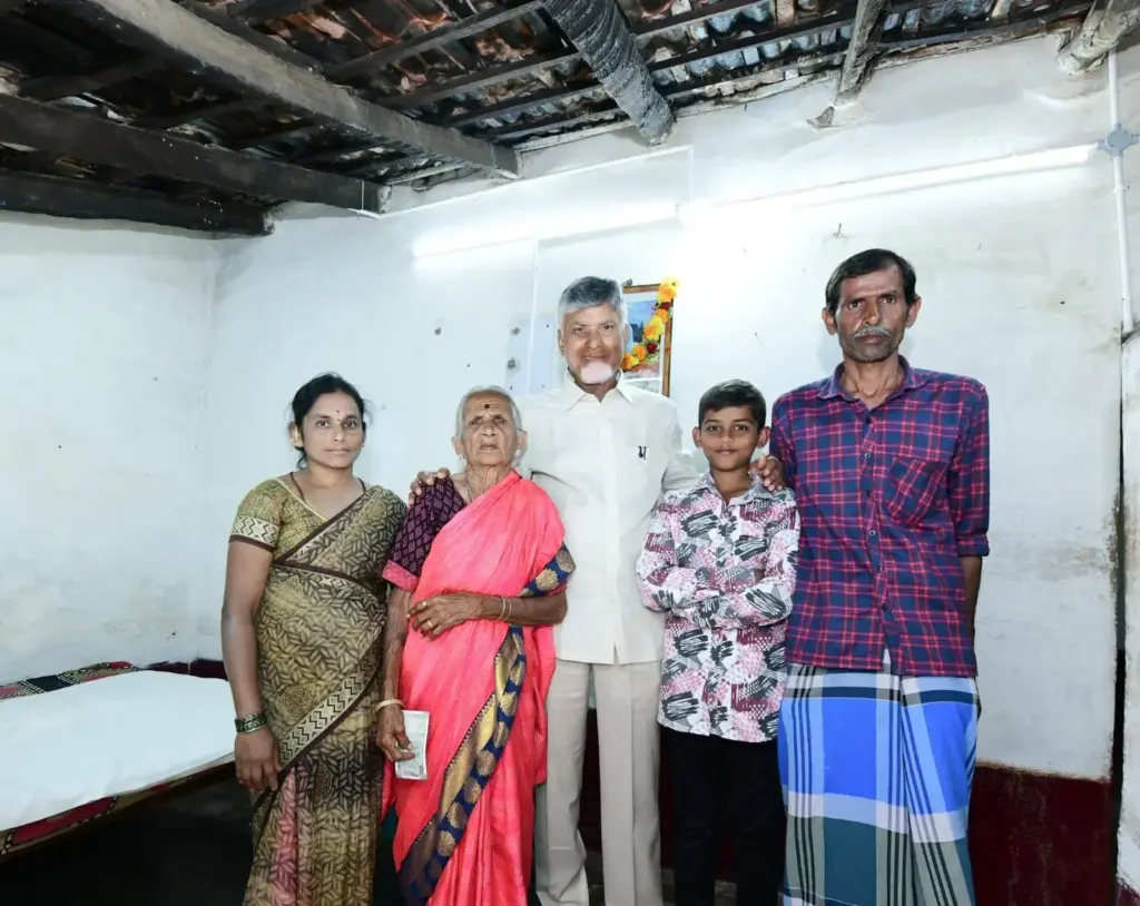 kuppam: స్వయంగా పింఛన్లు అందజేసిన సీఎం చంద్రబాబు