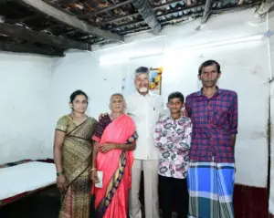 స్వయంగా పింఛన్లు అందజేసిన సీఎం చంద్రబాబు