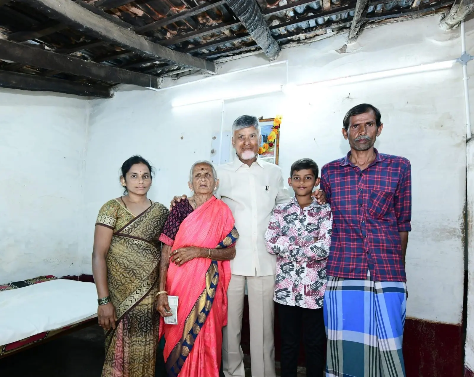 స్వయంగా పింఛన్లు అందజేసిన సీఎం చంద్రబాబు