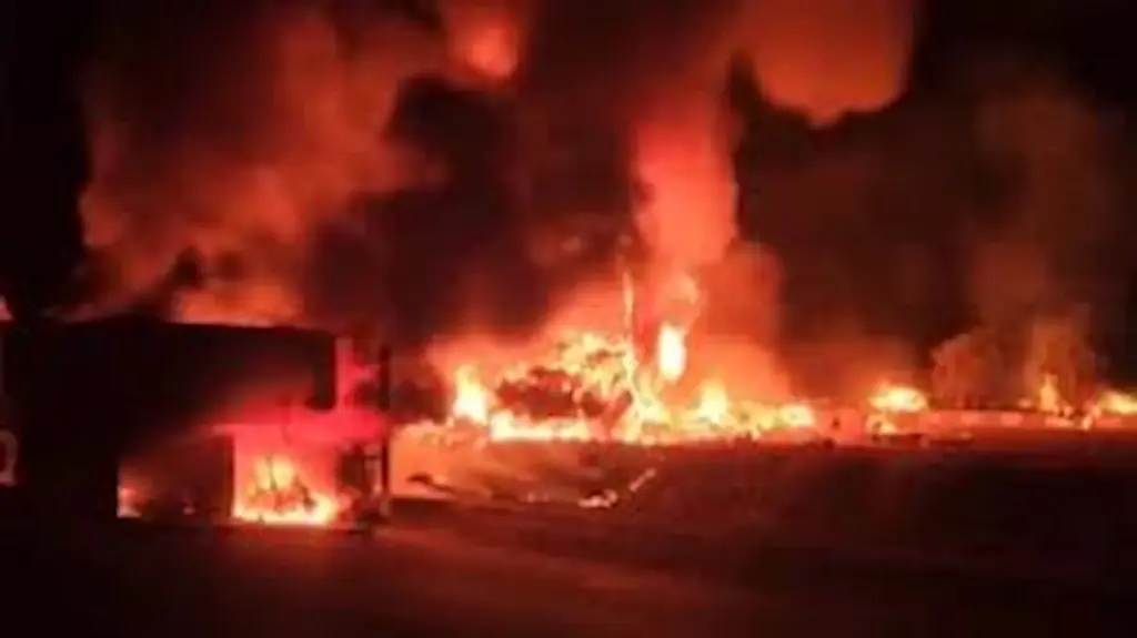 రోడ్డు ప్రమాదం.. ముగ్గురు సజీవ దహనం