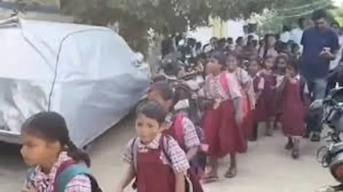 TG: పాఠశాలకి తాళం వేసిన కాంట్రాక్టర్..ఎందుకంటే?