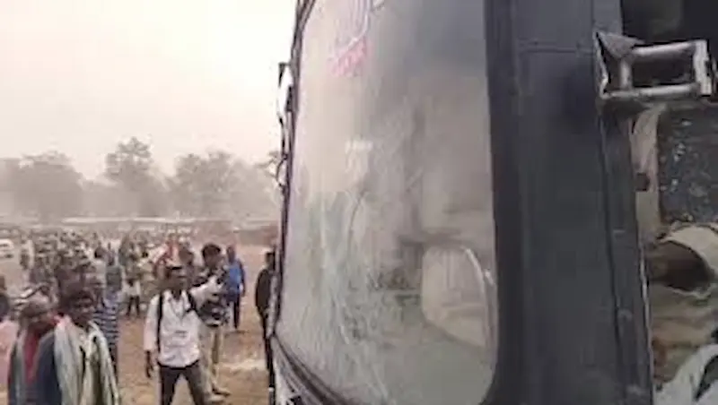 Medaram: ఆగ్రహం తో బస్సు అద్దాలు ధ్వంసం చేసిన భక్తులు