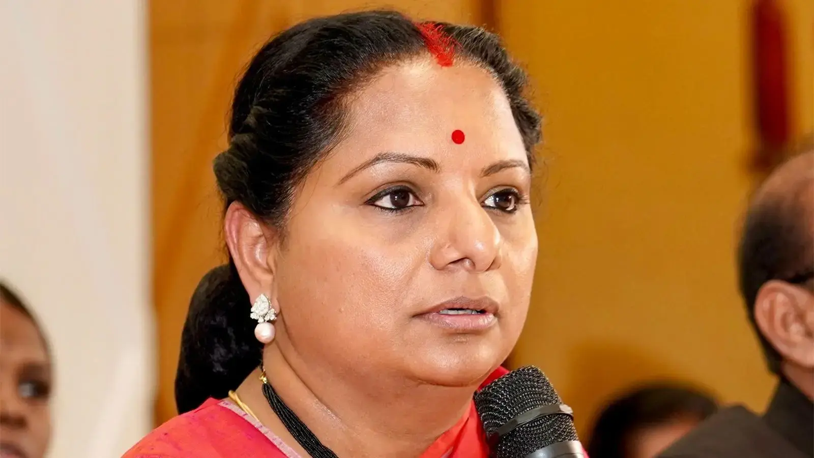 KCRకు సిట్‌ నోటీసులు.. స్పందించిన కవిత