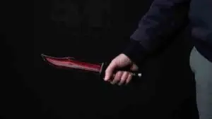 యువతిని బంధించి కత్తితో బెదిరింపు.. వీడియో వైరల్