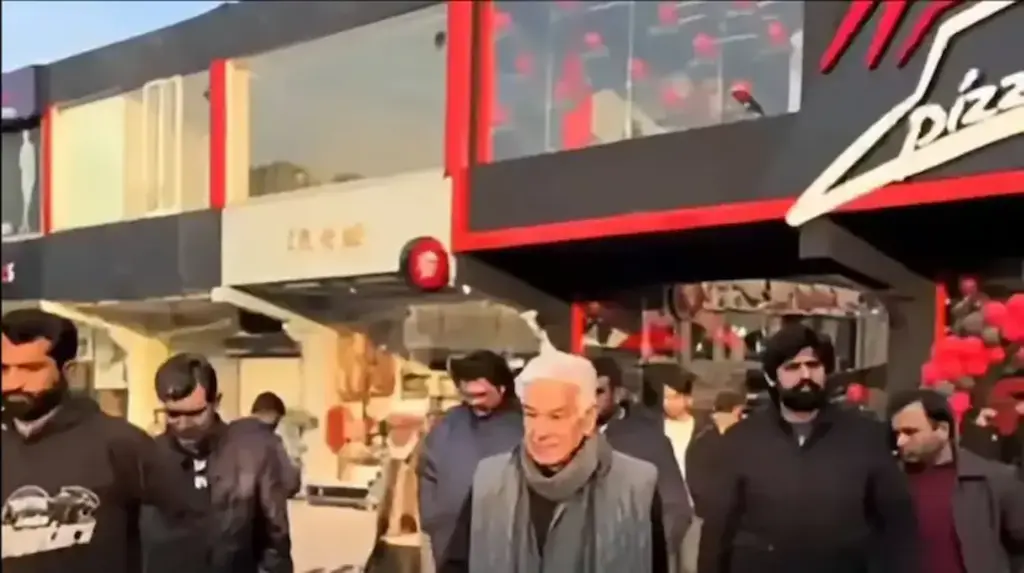 Khawaja Asif: పాకిస్తాన్ రక్షణ మంత్రి ప్రారంభించిన పిజ్జా హట్ మాది కాదు