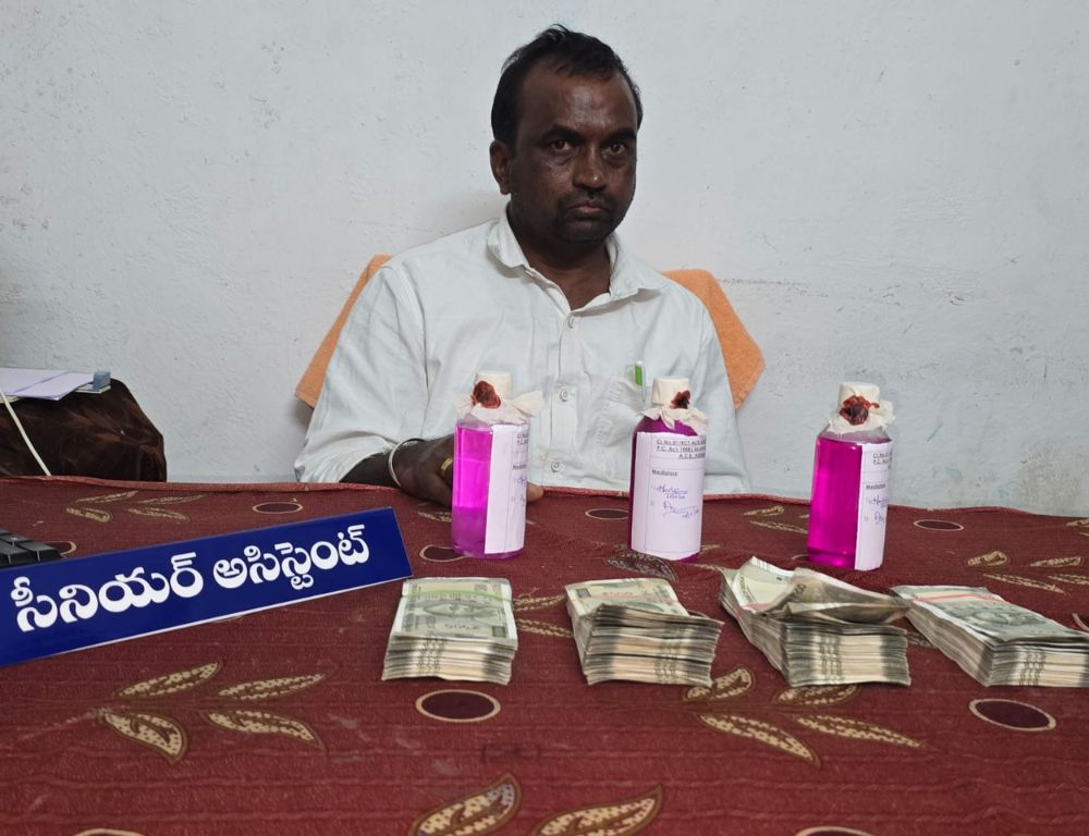 Adilabad acb arrest : ₹2 లక్షల లంచం తీసుకుంటూ రెవెన్యూ అధికారి రెడ్‌హ్యాండెడ్!