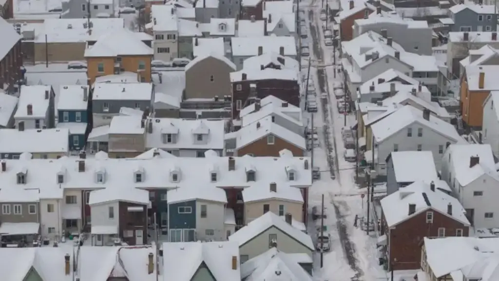 పెన్సిల్వేనియా రాష్ట్రంలోని షార్ప్స్‌బర్గ్ నగరంలోని దృశ్యం ఇది. ఇంటి మీద, రోడ్ల మీదా మంచు పేరుకుపోవడం వీధులన్నీ శ్వేతవర్ణంలోకి మారి కనిపించాయి. రోడ్ల మీద జనం చాలా పలచగా కనిపించారు.