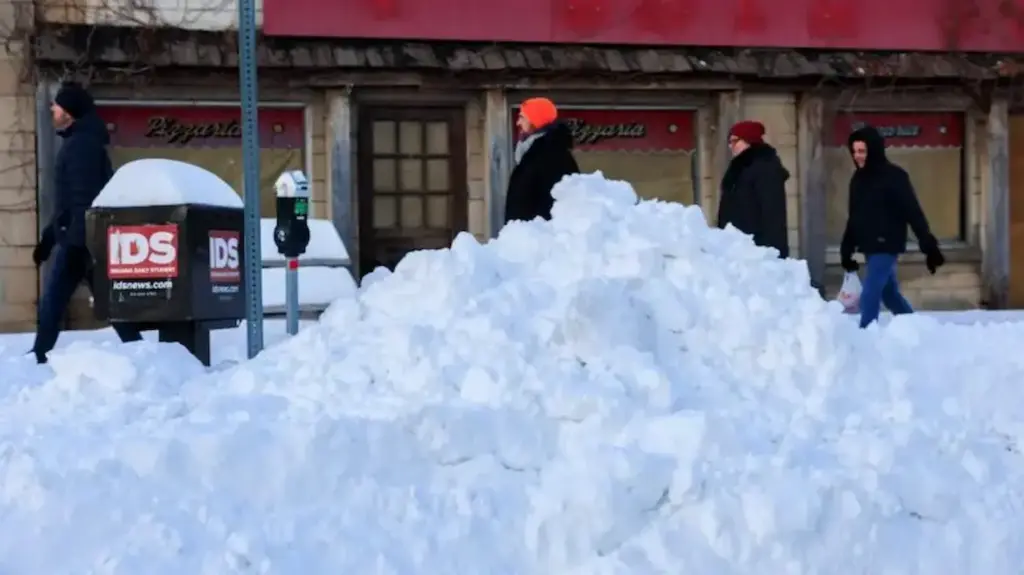 డిగ్రీలకు పడిపోయాయి. జనం ఇంటి నుంచి బయటకు రావడానికి ఇబ్బందులు పడ్డారు.

3: రోడ్ల మీద మంచు పేరుకుపోవడంతో వాహనాలు నడపడం కష్టంగా మారింది. దీంతో పలు ప్రాంతాల్లో ప్రజలు కార్లు వదిలేసి నడుచుకుంటూ తమ పనులు చేసుకుంటూ కనిపించారు. అధిక వినియోగం కారణంగా చాలాచోట్ల విద్యుత్ సరఫరాకు అంతరాయం ఏర్పడింది.