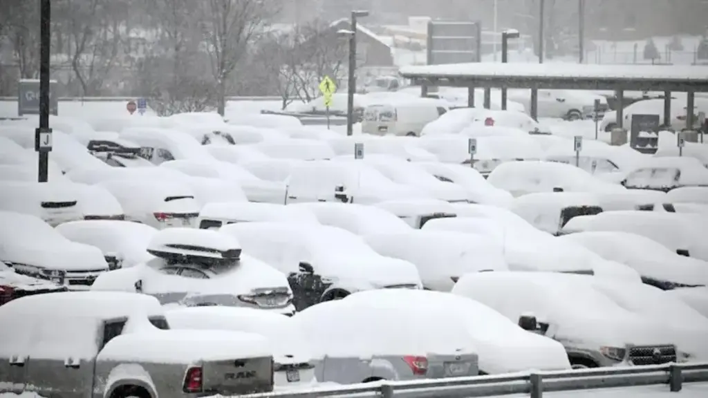  
  న్యూయార్క్‌లోని అల్బనీ ఇంటర్నేషనల్ ఎయిర్ పోర్టు దగ్గర పార్క్ చేసిన కార్లపై మంచు ఇలా పేరుకుపోయి కనిపించింది. చలి తీవ్రత కారణంగా దేశవ్యాప్తంగా రెండు డజన్లమందికి పైగా చనిపోయినట్లు మీడియా రిపోర్టులు చెబుతున్నాయి.