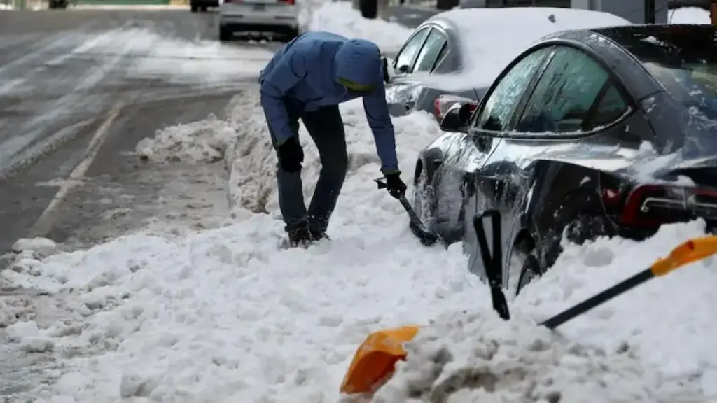 న్యూయార్క్ నగరంలో ఓ వ్యక్తి మంచులో కూరుకుపోయిన తన కారును బయటకు తీసే ప్రయత్నం చేస్తున్న దృశ్యం. ఈ వారాంతంలో తూర్పు ప్రాంతాన్ని మరోసారి మంచు తుపాను తాకే అవకాశం ఉందని నిపుణులు హెచ్చరించారు.