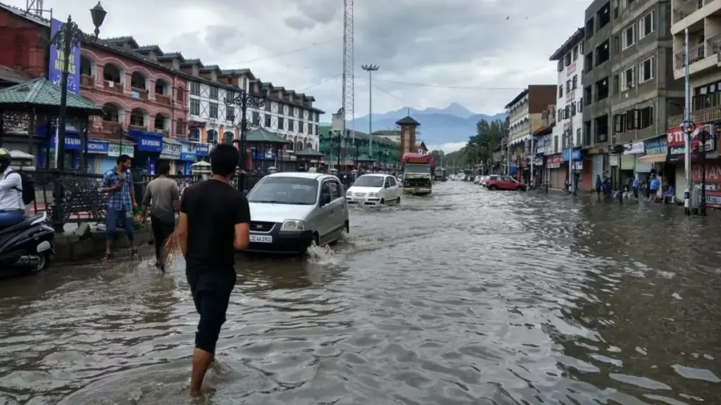 Srinagar: భారీ వర్షం కారణంగా శ్రీనగర్ విమానాశ్రయంలో అన్ని విమానాలు రద్దు