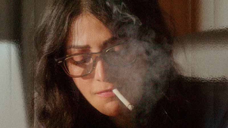 వైరల్ పిక్ : సిగరెట్ తాగుతూ కనిపించిన శృతి హాసన్