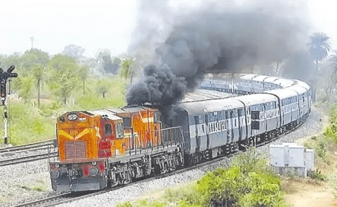 AP: సింహాద్రి ఎక్స్‌ప్రెస్‌లో పొగలు… నిలిచిన రైలు